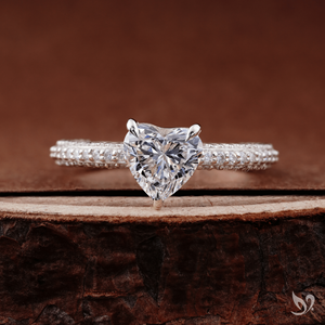 Anillo de Diamante Cultivado en Laboratorio con Corte Corazón de 1 Quilate, Banda Pavé de Tres Hileras, Diseño Romántico en Forma de Corazón para Novia, en Oro Blanco de 10K - Product Image 1