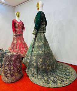 Top court en velours de créateur Lehenga avec broderie lourde, Jarkan Detailing & Long Trail Bridal Perfection dévoilée - Product Image 2