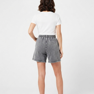 Shorts Grises de Cintura Alta para Mujer, Elásticos, Holgados, Casuales, de Algodón Tejido, Transpirables, Lavados, con Logotipo en la Pierna Derecha - Product Image 3
