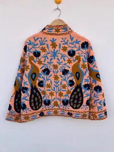 Chaqueta de algodón con bordado Aari kashmirí hecho a mano, abrigo de invierno artesanal indio tradicional con diseño de pavo real y flores con puntada de cadena. - Product Image 2