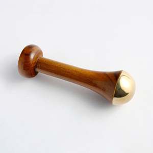 Bâtonnet Kansa artisanal de conception moderne haut de gamme pour la thérapie faciale, avec manche en bois, outil de beauté rond pour la relaxation et les soins de la peau - Product Image 4
