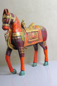 Figura de Caballo de Madera Pintada a Mano, Estilo Moderno, Ecológica y Duradera, Marca Nirmala, para Diwali y Bodas - Product Image 2