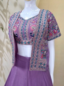 Ensemble Lehenga Choli Moderne en Soie Violette, Brodé de Paillettes, avec Crop Top Sans Manches et Jupe Longue, Coupe Classique, pour Mariage Gujarati - Product Image 4