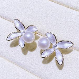 Boucles d'oreilles Zhuji haut de gamme élégantes en perles d'eau douce florales, design à perle unique avec pétales givrés, couleur blanche - Product Image 1