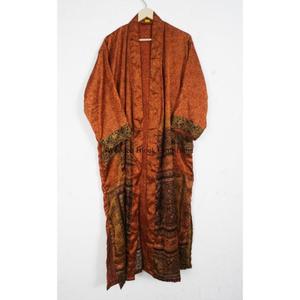 Kimono Vintage de Seda Floral Sólida, Túnica Boho para Descansar, Cubrecuerpo para Festivales, Hecho a Mano con Retazos de Sari, Seda Reciclada, Largo Completo - Product Image 6