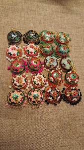 Pendientes de latón Meenakari, hechos a mano, estilo tradicional Jhumka, para mujer, estilo indio, regalo de boda, alta calidad, Ramadán, San Valentín - Product Image 2