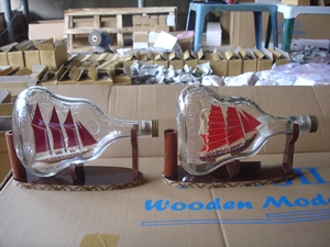 Maqueta de Barco de Madera Hecha a Mano con Diseño Personalizado en Botella, Decoración Antigua, Arte Coleccionable, Artesanía de Madera Tallada para Mesa - Product Image 1