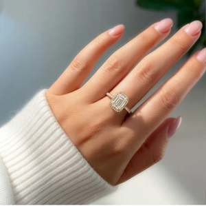 Anillo de Compromiso y Boda Solitario de Plata de Ley 925 con Moissanita Corte Esmeralda y Engaste de Garras Chapado en Oro - Product Image 2