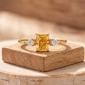 Bague de mariage en or jaune massif 10K 14K 18K avec diamants radiant en forme de cerf-volant et pierres latérales, certifiée IGI, luxe, couleur DEF, clarté VS VVS - Product Image 5