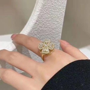 Bague de cocktail tendance pour femme en or plaqué or 18 carats avec zircon pavé, idéale pour un mariage - Product Image 6