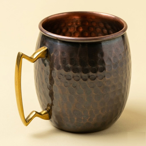 Mug à Moscow Mule en cuivre pur martelé finition antique avec poignée en laiton, fabriqué à la main, en cuivre massif, pour bar - Product Image 1
