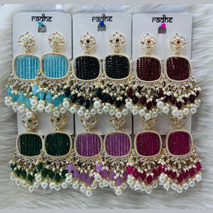 Boucles d'oreilles pendantes en pierres Kundan noires et perles de Jewelemarket - Product Image 1
