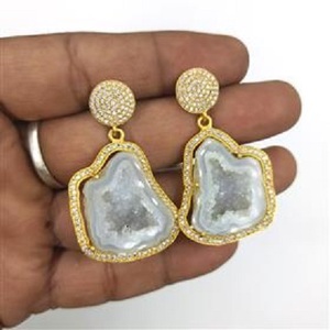 Boucles d'oreilles pendantes en pierres précieuses géodes blanches en gros avec zircons cubiques, boucles d'oreilles pendantes en pierres précieuses au design tendance - Product Image 4