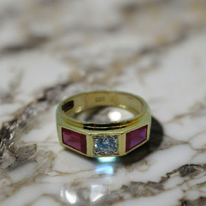 แหวนทองประดับอัญมณีสีแดงและเพชรตรงกลาง ดีไซน์หรูหราสำหรับผู้ชายและผู้หญิง - Product Image 2