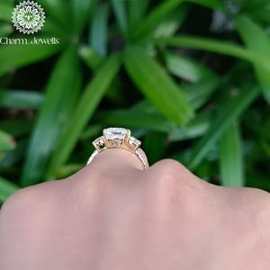 Bague de fiançailles classique pour femme en or massif 18 carats avec trois pierres de moissanite taille coussin et sertissage à griffes Charm Jewells - Product Image 2