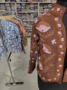 เสื้อแจ็คเก็ตผู้หญิง คอจีน แขนยาว ปักลายดอกไม้ ผ้าฝ้ายทอ สไตล์ฤดูใบไม้ร่วง ปักมือ กระดุมแถวเดียว - Product Image 2