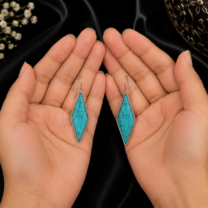 Produit très demandé : Boucles d'oreilles créoles plaquées argent antique, forme cloche, serti géométrique, avec pierre turquoise, fournisseur en gros - Product Image 4