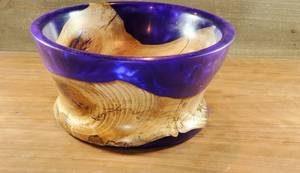 Cuenco Artesanal de Resina de Amatista Real y Madera Natural, Cuenco con Pedestal de Madera y Resina Epoxi en Fusión Púrpura - Product Image 4