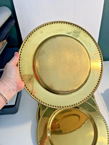 Assiettes de présentation en métal doré avec finition texturée pour une table de dîner élégante, un banquet de mariage, une réception ou une fête - Product Image 4