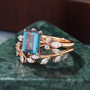 Anillo de Compromiso con Alejandrita de Corte Esmeralda, Anillo de Boda Vintage de Oro Rosa con Moissanita - Product Image 4