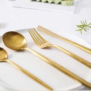 Assortiment de couverts de table design et artistiques, comprenant un couteau à steak et une fourchette à dents, pour une présentation de table remarquable - Product Image 3