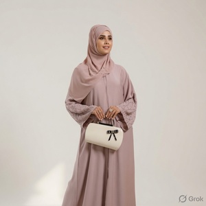 Abaya de créateur en mousseline de soie, coupe trapèze évasée, à manches longues et col montant, ornée de perles et de broderies – Vêtement de prière respirant longueur ras du sol - Product Image 1