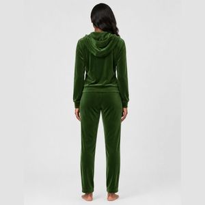 Ensemble sweat à capuche et jogging en velours pour femme, coupe confortable, tissu velours de qualité supérieure, idéal pour les boutiques, la vente en gros et la personnalisation de la marque. - Product Image 4