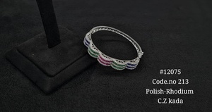 กำไลข้อมือแบบเปิดประดับเพชรคิวบิกเซอร์โคเนียสีเขียว 12075 ชุบโรเดียม ดีไซน์เกลียว สำหรับงานปาร์ตี้ งานแต่งงาน หรือเป็นของขวัญ - Product Image 2