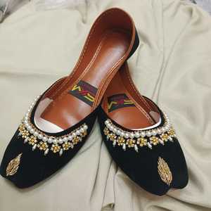 Chaussures Khussa indiennes pakistanaises Punjabi faites à la main pour femmes, plates, antidérapantes et confortables, disponibles en gros pour filles. - Product Image 2