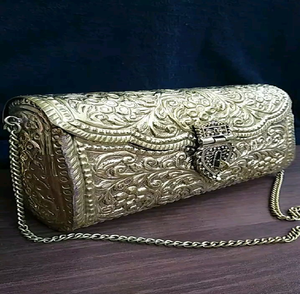 Pochette à main en laiton argenté en forme de V avec gravure florale complexe, fermoir orné et poignée supérieure torsadée, disponible en gros - Product Image 5