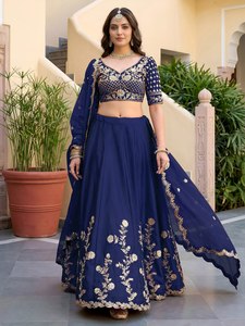 Robe de demoiselle d'honneur classique bleu marine brodée, style lehenga choli, avec haut court à col en V, sans manches, dos nu, coupe bal, longueur ras du sol - Product Image 5