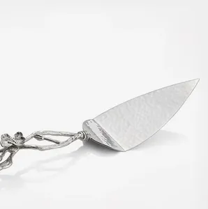 Elegante Juego de Servir Queso en Metal para Bodas y Reuniones Festivas con un Diseño Atemporal y Decoración Estilosa - Product Image 6