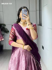 Ensemble Lehenga-Choli et Dupatta en soie traditionnelle indienne, dernier modèle, avec bordure tissée Kalamkari et broderie Zari, tenue ethnique - Product Image 2