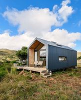 Maison modulaire compacte extensible de 2 à 3 chambres avec salle de bain intégrée, design moderne, construction préfabriquée en acier et bois, garantie 5 ans