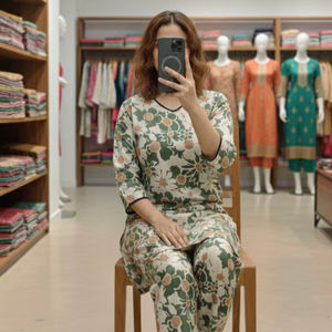 Ensemble Kurti et pantalon en coton à motifs floraux tendance – Tenue confortable pour tous les jours, grandes tailles - Product Image 1