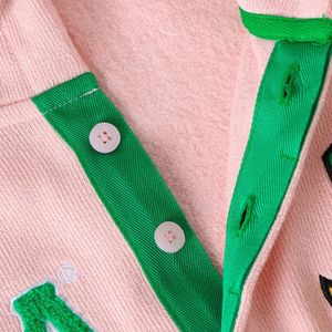 เสื้อฮู้ดสีชมพูติดกระดุม แต่งขอบสีเขียว แบบยูนิเซ็กส์ สวมใส่สบาย ปักลายตราสัญลักษณ์ สไตล์กรีก - Product Image 6