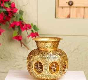 Kalash ornamental de latón con figuras de dioses en relieve y tallados tradicionales de templo. Disponible a precios de mayorista. - Product Image 1