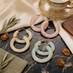 Nuevos Aretes de Aro Redondos de Resina y Acero Inoxidable Clásicos al por Mayor con Detalles en Dorado, Ideales para Regalo - Product Image 2