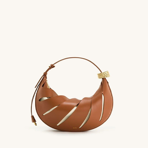 Sac croissant créatif en cuir tanné avec découpes uniques et détail en spirale dorée. Tendance, disponible à prix de gros. - Product Image 1