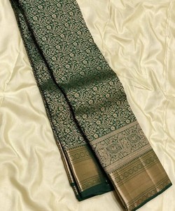 Sari de seda verde claro listo para enviar, vestido tradicional indio estilo Banarasi, sari drapeado con borde estampado para ceremonias. - Product Image 3