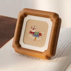 Support d'affichage miniature en bois massif écologique, cadre photo instantané, verre anti-reflet, fabrication artisanale, design original et durable - Product Image 1
