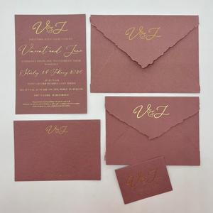 Juego de invitaciones de papel premium con borde decorativo, sobres hechos a mano con impresión en foil y elegante papelería de lujo - Product Image 1