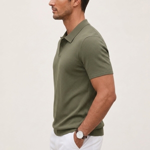 Polo pour homme offrant un confort respirant, une construction légère et une qualité supérieure pour les réunions de bureau, les voyages et les week-ends. - Product Image 3