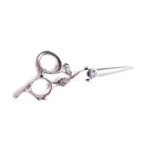 Ciseaux de barbier TWEEZEX INTERNATIONAL en acier inoxydable personnalisés, logo sur mesure, 6 pouces, pointe arrondie, pour droitiers, modèle sans dents - Product Image 4