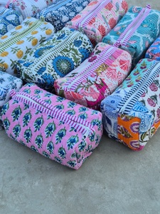 Grande trousse de toilette en coton matelassé imprimé au bloc |   Broderie artisanale |   Trousse de toilette |   Pochette de toilette à motifs imprimés, accessoire de voyage - Product Image 2