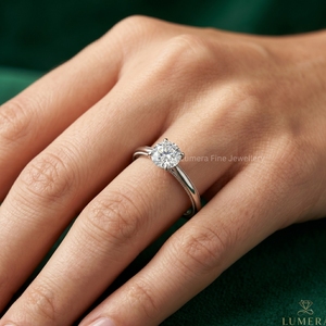Bague de fiançailles Lumera Fine Jewellery en platine, diamant rond taille brillant, classique pour femme, pierre naturelle certifiée GIA - Product Image 6