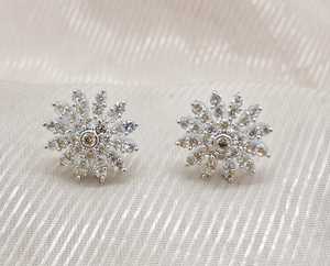 Boucles d'oreilles clous artificielles florales les plus vendues avec pierres étincelantes – Bijoux élégants et tendance pour femme, à porter au quotidien ou en soirée - Product Image 4