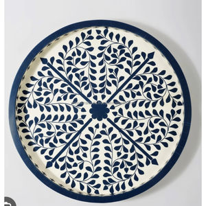 Plateau de service rond en os blanc et bleu marine avec incrustations florales, plateau décoratif artisanal pour la salle à manger, la table basse et la décoration de la maison - Product Image 1