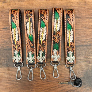 Llavero liso hecho a mano personalizado de piel auténtica al por mayor, llavero de piel sintética con diseño de plumas metálicas, regalo promocional, llavero de piel concho - Product Image 5