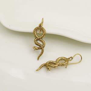 Boucles d'oreilles pendantes serpent plaqué or, design animal vintage, bijoux de mode unisexe en alliage - Product Image 1